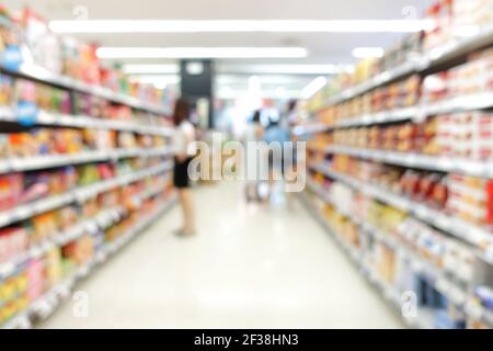 Offuscare l'immagine della corsia nel supermercato con i clienti - per sfondo Foto Stock