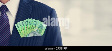 Soldi, dollari australiani (AUD) banconote, in businessman Suit Pocket - finanziario e investimento sfondo panoramico con spazio di copia Foto Stock