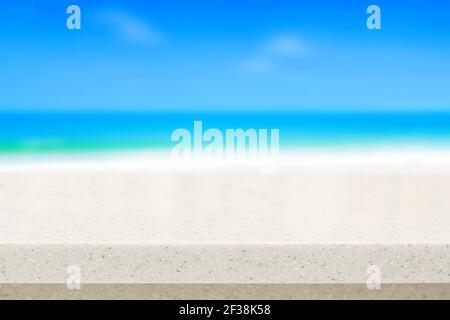 Piano di pietra di quarzo bianco su sfondo di spiaggia sfocato - CAN sia usato per mostrare o montare i vostri prodotti Foto Stock