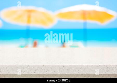 Piano di contrasto in pietra bianca sullo sfondo della spiaggia offuscata - CAN sia usato per mostrare o montare i vostri prodotti Foto Stock