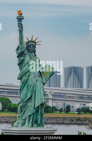 La statua della libertà è stata posta in odaiba come simbolo di amicizia giappone e francia Foto Stock