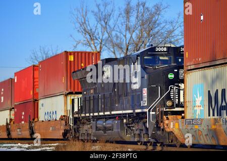 Bartlett, Illinois, Stati Uniti. Una locomotiva ferroviaria nazionale canadese agisce come unità di potenza distribuita (DPU) all'interno di un treno merci. Foto Stock