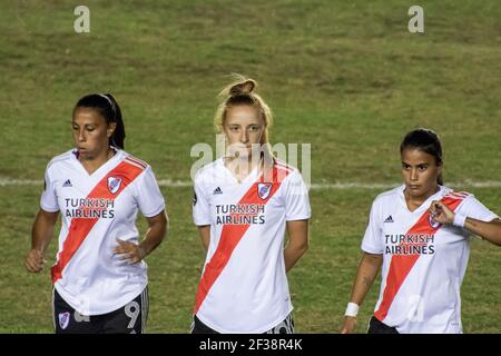 Buenos Aires, Argentina. 15 marzo 2021. Mercedes Pereyra (fiume n.9), Justina Morcillo (fiume n. 10) e Carolina Birizamberri (fiume n. 11) durante la partita tra River Plate e Ferroviaria allo stadio Nuevo Francisco Urbano di Moron, Buenos Aires, Argentina. Credit: SPP Sport Press Photo. /Alamy Live News Foto Stock