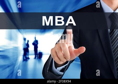 Mano di uomo d'affari che tocca MBA (o Master of Business Administration ) accedere alla schermata virtuale Foto Stock