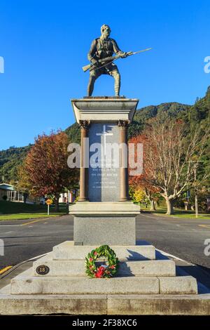 Il primo memoriale della guerra mondiale a te Aroha, una piccola città della Nuova Zelanda. Presenta una statua in bronzo di un soldato con una baionetta fissa Foto Stock