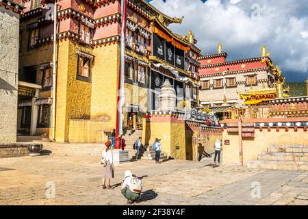 Shangrila Cina, 8 ottobre 2020 : i turisti cinesi e gli edifici vista al monastero buddista tibetano di Songzanlin in Cina Shangri-la Yunnan Foto Stock