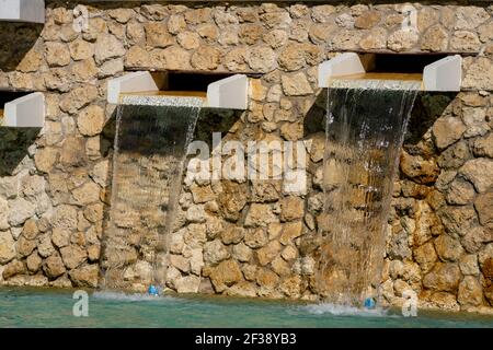 Parete di roccia di corallo fontana d'acqua Foto Stock