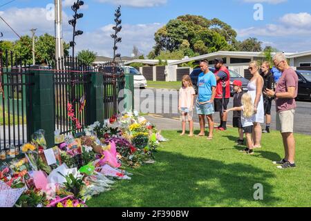 Fiori posati fuori di una moschea a Tauranga, Nuova Zelanda, dopo il 15 marzo 2019 moschea sparatorie a Christchurch Foto Stock