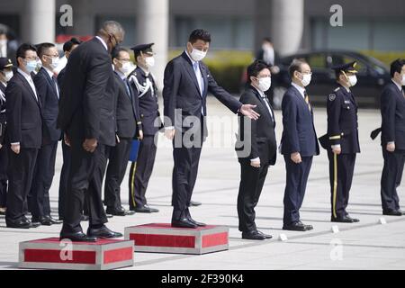 Tokyo, Giappone. 16 Marzo 2021. Lloyd Austin, Segretario della Difesa degli Stati Uniti d'America (L) e Ministro della Difesa giapponese Kishi Nobuo (R) partecipa a una revisione di una guardia d'onore prima dell'incontro bilaterale dei Ministri della Difesa USA-Giappone presso il Ministero della Difesa del Giappone il 16 marzo 2021 a Tokyo, Giappone. Credit: ZUMA Press, Inc./Alamy Live News Foto Stock