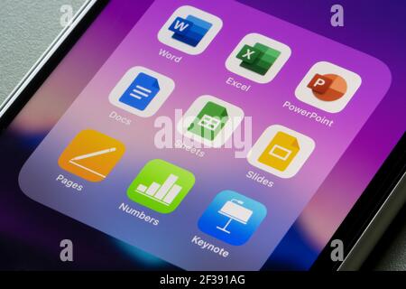 Le suite Office di applicazioni create da Microsoft, Google e Apple sono visualizzate su un iPhone: Word, Excel, PowerPoint, documenti, fogli, Diapositive, pagine, numeri... Foto Stock