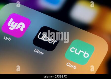 Le icone delle app Uber e Curb Ridesharing vengono visualizzate su un iPhone. Foto Stock