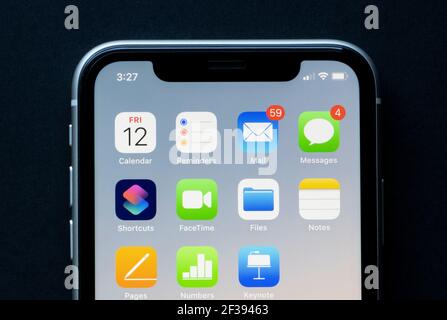 Le applicazioni per la produttività di Apple vengono visualizzate su un iPhone: Calendario, promemoria, posta, messaggi, tasti di scelta rapida, FaceTime, file, Note, pagine, numeri, Note chiave. Foto Stock