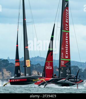 Auckland, Nuova Zelanda. 16 Marzo 2021. Defender's Emirates Team New Zealand (ETNZ), con Peter Burling su te Rehutai e gli sfidanti italiani Luna Rossa Prada Pirelli, co-aiutati da Jimmy Spithill e Francesco Bruni su Luna Rossa, durante il giorno 6, gara 9, della 36esima America's Cup. Credit: Rob Taggart/Alamy Live News Foto Stock