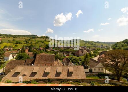 Colline e tetti rossi in un bellissimo villaggio in Romania Foto Stock