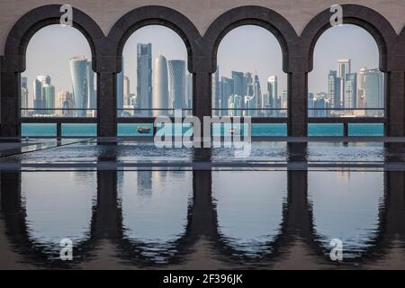Doha,Qatar, Maggio,6,2018 : Vista sullo skyline attraverso gli archi del Museo dell'arte islamica Foto Stock