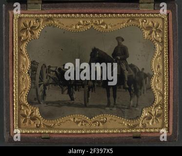 Davis privato J. Shepard di xi New York Luce batteria di artiglieria in uniforme a cavallo accanto a cannone Foto Stock