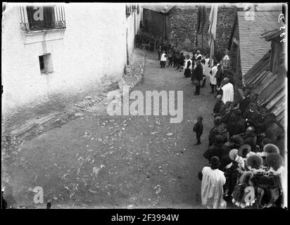 Processó en un carrer de Gistaín en honor a San Fabián. Foto Stock