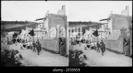 Processó en un carrer del barri del Coll de Barcelona (AFCEC BORDAS D 3905). Foto Stock