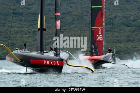 Auckland, Nuova Zelanda. 16 Marzo 2021. Defender's Emirates Team New Zealand (ETNZ), con Peter Burling su te Rehutai e gli sfidanti italiani Luna Rossa Prada Pirelli, co-aiutati da Jimmy Spithill e Francesco Bruni su Luna Rossa, durante il giorno 6, gara 9, della 36esima America's Cup. Credit: Rob Taggart/Alamy Live News Foto Stock