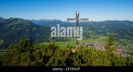 Geografia / viaggio, Austria, Vorarlberg, panorama dal Schattenberg (picco), 1692 m, al Fellhorn (picco), 2038 m, e Soeller, Freedom-of-Panorama Foto Stock