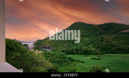 Vista panoramica verso Rodney Bay e Pigeon Island rom Flamboyant Villa a St. Lucia, Caraibi Foto Stock