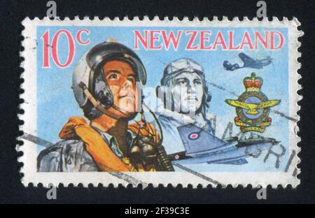 NEW ZEALAND - CIRCA 1968: Francobollo stampato dalla Nuova Zelanda, mostra Airmen di due epoche e aereo, circa 1968 Foto Stock