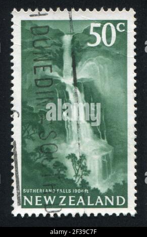 NEW ZEALAND - CIRCA 1967: Francobollo stampato dalla Nuova Zelanda, mostra Sutherland Falls Landscape, circa 1967 Foto Stock