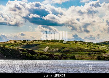 Vista panoramica del fiume Don e colline, pendii, steppa costa, burrone, burrone su una riva. Foto Stock