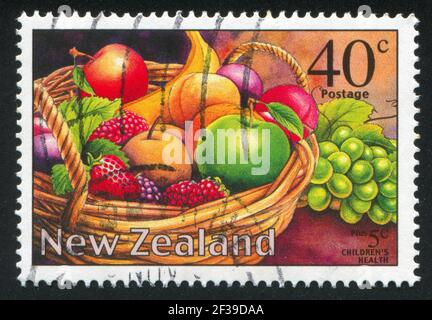 NEW ZEALAND - CIRCA 2002: Francobollo stampato dalla Nuova Zelanda, mostra frutta nel cesto, circa 2002 Foto Stock