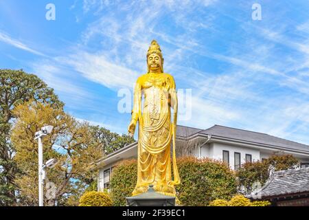 tokyo, giappone - marzo 15 2021: Statua buddista dorata di Kishou Kanzeon bodhisattva o kanon bosatsu conosciuto come protettore del castello di Edo nello zensho Foto Stock