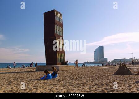 Geografia / viaggio, Spagna, Barcellona, Platja de la Barceloneta, scultura l'Estel Ferit di Rebecca hor, Additional-Rights-Clearance-Info-Not-Available Foto Stock