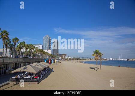Geografia / viaggio, Spagna, Barcellona, Platja de la Barceloneta e porto Olimpico con pesci d'oro PE, Additional-Rights-Clearance-Info-Not-Available Foto Stock