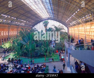 INTERNO - VISTA GENERALE DEL VESTIBOLO CENTRALE CON PLANTAS - JARDIN TROPICAL. Autore: RAFAEL MONEO 1937-. LOCALITÀ: ESTACION DE ATOCHA. MADRID. SPAGNA. Foto Stock