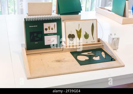I materiali di disegno su tavola bianca per i bambini espandono la loro mente creativa. Singapore Foto Stock