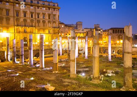 Geografia / viaggio, Italia, Lazio, Roma, Trajansgaerkte, Trajan's Forum Evening, Additional-Rights-Clearance-Info-not-available Foto Stock