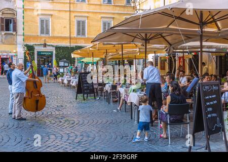 Geografia / viaggio, Italia, Lazio, Roma, plaza Santa Maria in Trastevere, musicista, caffe di Marzio, diritti aggiuntivi-clearance-Info-non-disponibile Foto Stock