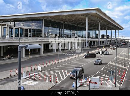 12 marzo 2021, Brandeburgo, Schönefeld: Terminal 1 dell'aeroporto della capitale Berlino Brandenburg "Willy Brandt" (BER). Foto: Patrick Pleul/dpa-Zentralbild/ZB Foto Stock