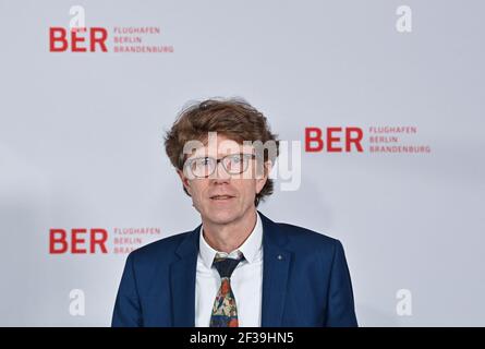 12 marzo 2021, Brandenburg, Schönefeld: Engelbert Lütke Dendrup, presidente del consiglio di amministrazione di Flughafen Berlin Brandenburg GmbH, attende l'inizio della conferenza stampa dopo la riunione del consiglio di vigilanza di Flughafen Berlin-Brandenburg GmbH. Foto: Patrick Pleul/dpa-Zentralbild/ZB Foto Stock