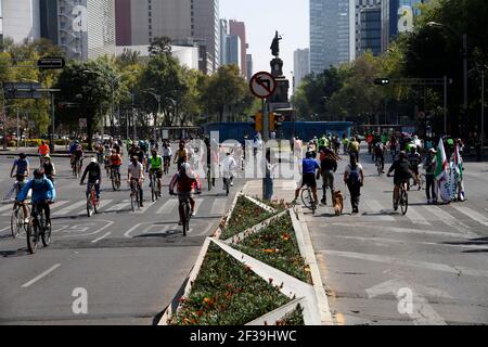 Non esclusivo: CITTÀ DEL MESSICO, MESSICO - MARZO 14: Le persone prendono parte durante la ripresa del programma Move by Bicycle a Reforma Avenue. Il programma si sposta Foto Stock