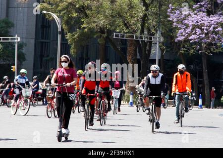 Non esclusivo: CITTÀ DEL MESSICO, MESSICO - MARZO 14: Le persone prendono parte durante la ripresa del programma Move by Bicycle a Reforma Avenue. Il programma si sposta Foto Stock