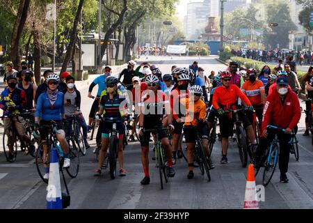 Non esclusivo: CITTÀ DEL MESSICO, MESSICO - MARZO 14: Le persone prendono parte durante la ripresa del programma Move by Bicycle a Reforma Avenue. Il programma si sposta Foto Stock