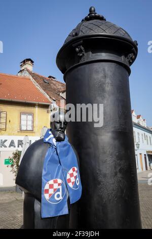 Il monumento August Senoa in Vlaska Street è stato coperto con sciarpa Dinamo, prima della partita di calcio tra Dinamo e Krasnodar. I fan di Dinamo celebrano Foto Stock