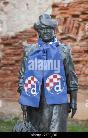 Il monumento della scrittrice Marija Juric Zagorka in via Tkalciceva era coperto con la sciarpa Dinamo, prima della partita di calcio tra Dinamo e Krasnodar Foto Stock