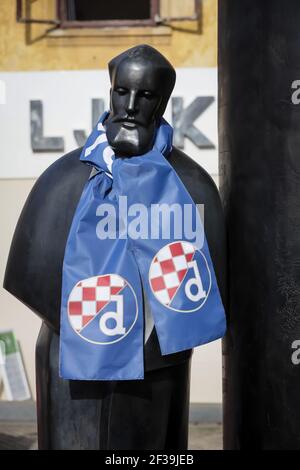 Il monumento August Senoa in Vlaska Street è stato coperto con sciarpa Dinamo, prima della partita di calcio tra Dinamo e Krasnodar. I fan di Dinamo celebrano Foto Stock