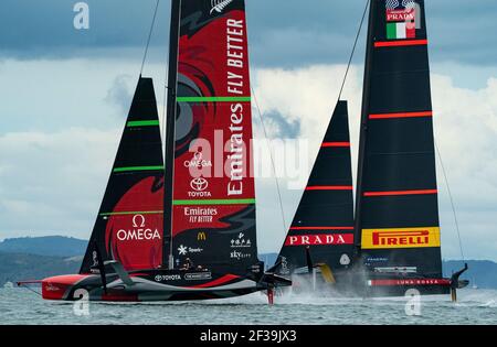 Auckland, Nuova Zelanda. 16 Marzo 2021. Defender's Emirates Team New Zealand (ETNZ), con Peter Burling su te Rehutai e gli sfidanti italiani Luna Rossa Prada Pirelli, co-aiutati da Jimmy Spithill e Francesco Bruni su Luna Rossa, durante il giorno 6, gara 9, della 36esima America's Cup. Credit: Rob Taggart/Alamy Live News Foto Stock