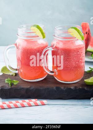 Frullato di cocomero con lime e menta Foto Stock