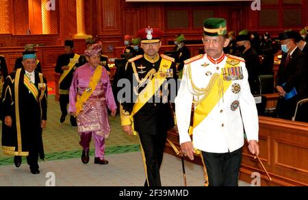 Bandar seri Begawan, Brunei. 15 marzo 2021. Il sultano Haji Hassanal Bolkiah (i R) del Brunei partecipa al XVII Consiglio legislativo tenutosi a Bandar seri Begawan, capitale del Brunei, il 15 marzo 2021. Brunei ha ufficialmente dato il via alla diciassettesima riunione del Consiglio legislativo di lunedì, con il bilancio del governo e i piani di sviluppo sul tavolo di discussione. Credit: Jeffrey Wong/Xinhua/Alamy Live News Foto Stock