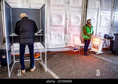 I cittadini hanno votato in una stazione elettorale drive-in a Rotterdam, il 14 marzo 2021. Lunedì, alle 7.30 ora locale, alcuni seggi elettorali nei Paesi Bassi hanno aperto le porte alle elezioni parlamentari olandesi del 2021. Il giorno delle elezioni è in realtà il mercoledì, ma alcuni seggi elettorali si aprono il lunedì e il martedì a causa della pandemia del coronavirus. Foto di Robin Utrecht/ABACAPRESS.COM Foto Stock