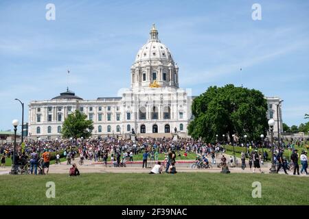 I manifestanti si riuniscono presso il campidoglio di St. Paul, Minnesota, il 31 maggio 2020. Foto Stock