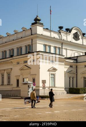 Ritagli di cartone del principe Harry e del Meghan Markle eseguiti presso l'edificio dell'Assemblea del parlamento bulgaro di Sofia, Bulgaria, a partire dal marzo 2021 Foto Stock